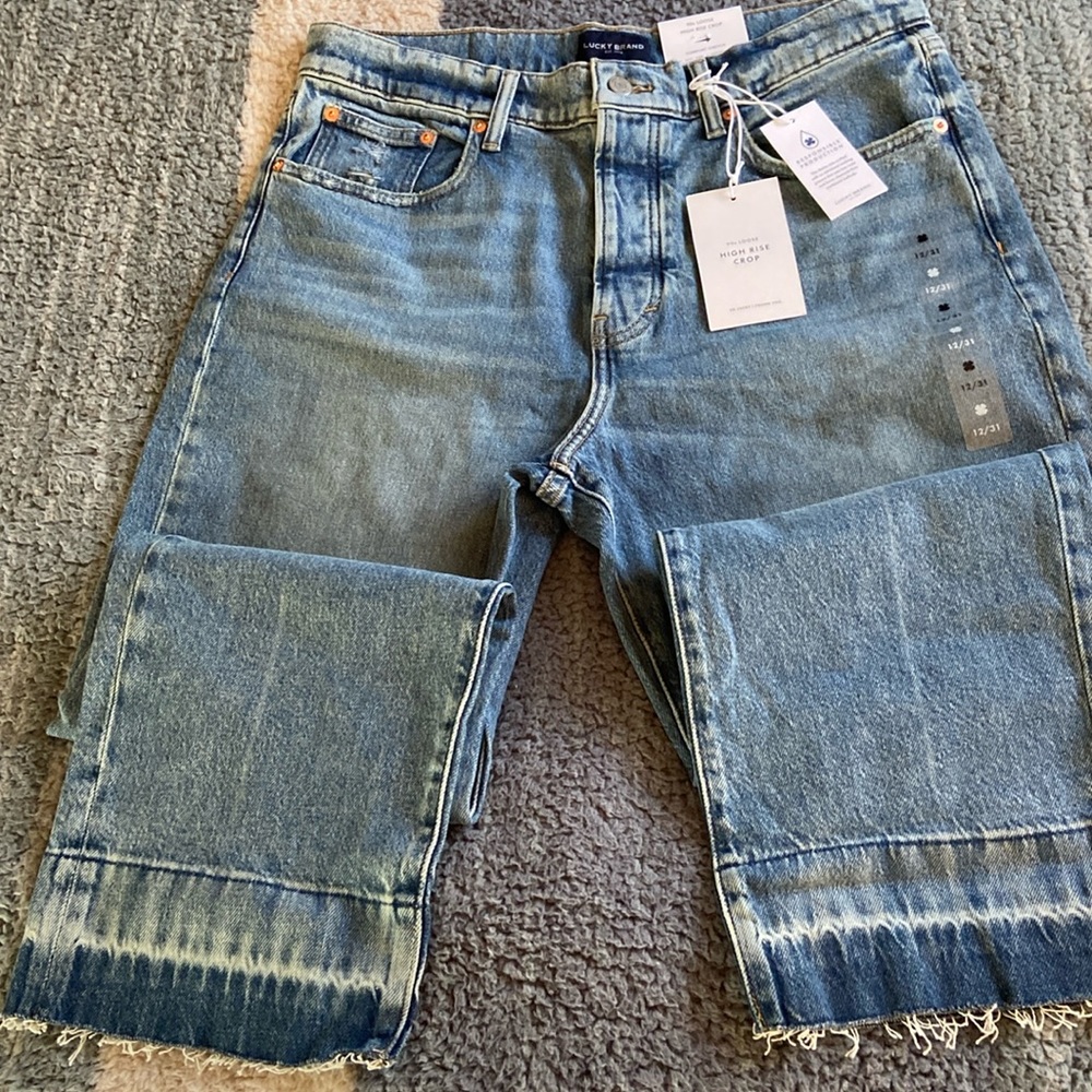 NWT 90s Loose High Rise Crop 12/31. Ombré at bottom. Rough cut at bottom of pant